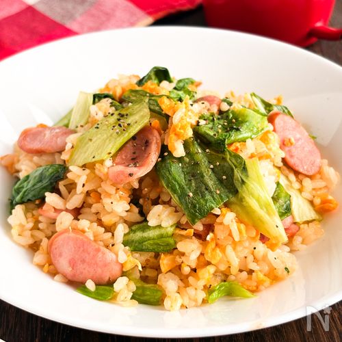 シャキシャキ美味しい！ウインナーとレタスのパラパラ炒飯