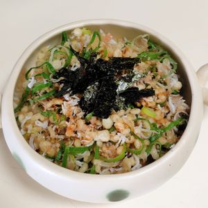 めぇの作ってみた!投稿(カリカリ天かすがうまい！即席しらす丼)