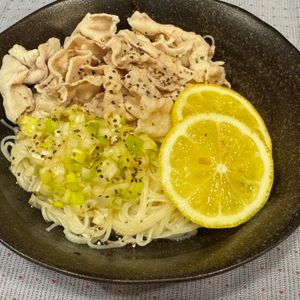さとぽんの作ってみた!投稿(ごま油香るぶっかけ！【ネギ塩レモンの豚しゃぶそうめん】)