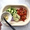 玉ねぎ麹でおいしい！ロミロミサーモン丼の工程1