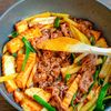 牛こまと絹厚揚げとじゃがいもとピーマンのオイスター炒めの工程4