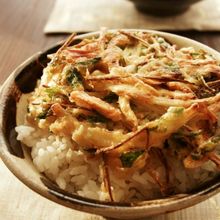 ウマ辛たれで♪豆苗と桜えびのかき揚げ丼