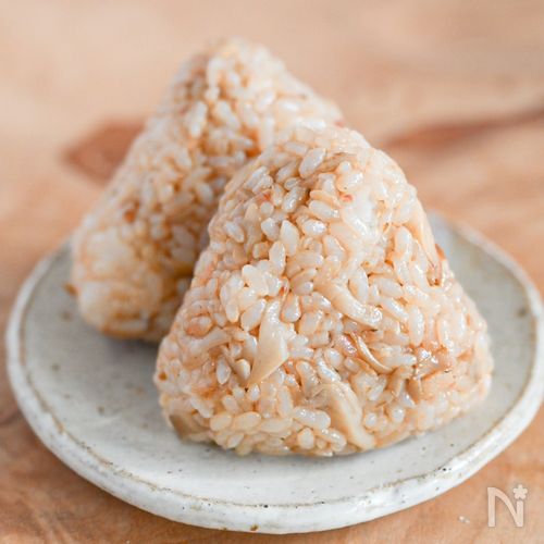 少ない材料で作れておいしい!まいたけのおかかおにぎり