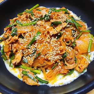 ナムディの作ってみた!投稿(【チーズまみれ♡豚バラとマロニーのトマキム炒め】食卓へどーん)