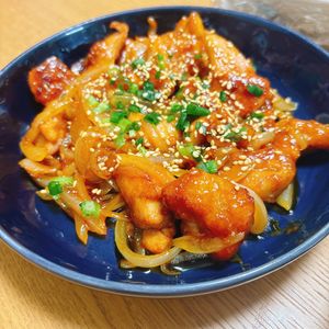 し☆の作ってみた!投稿(【鶏肉と玉ねぎの甘辛コチュジャン炒め】鶏肉×玉ねぎが絶品♡)