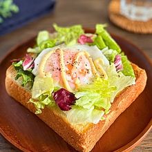 【朝食に】レタスたっぷり！とろ〜り半熟卵トースト