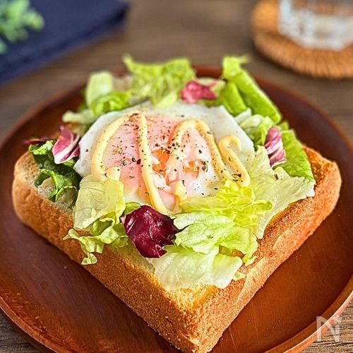 【朝食に】レタスたっぷり！とろ〜り半熟卵トースト