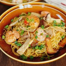 【エビとキノコのバター醤油焼きそば】食感抜群、香ばし病みつき