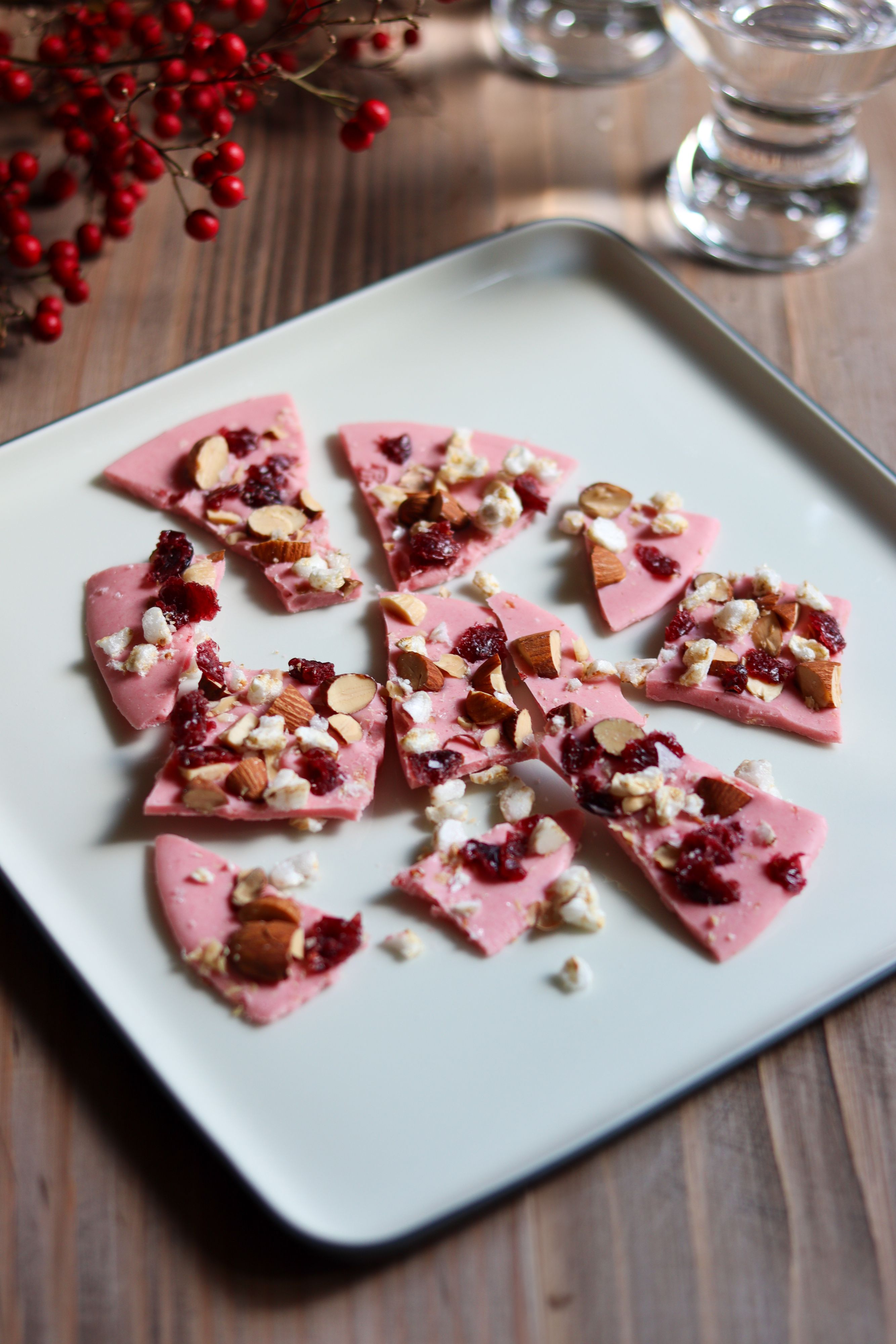 ダークチョコ芯白30、ピンク20、赤10 CO・OP 3種のいちごアソートファミリーチョコレート 132g| コープ