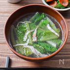 シャキシャキ食感を楽しめる♪ロメインレタスとベーコンのスープ