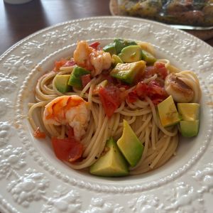 こむぎの作ってみた!投稿(海老アボカドとトマトのオイルパスタ♪レモンでさっぱり夏パスタ)