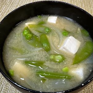 楽ラク手抜キッチン🐶🐾の作ってみた!投稿(彩りと食感で気分も上がる♪スナップエンドウの味噌汁)