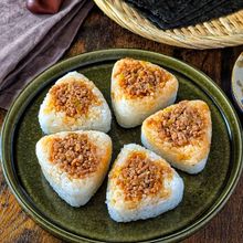 「豚みそ三角おにぎり」新米にジュワッと♡