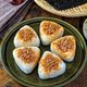 「豚みそ三角おにぎり」新米にジュワッと♡