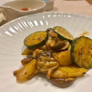 1310187の作ってみた!投稿(鶏肉とズッキーニとじゃがいものカレー炒め)