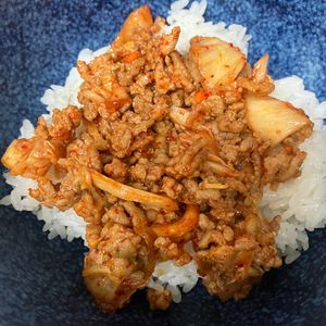 ミントミントの作ってみた!投稿(ぱぱっと出来て簡単美味しい！男子が喜ぶ♡︎そぼろキムチ丼)