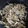 旨味たっぷり！【きのことわかめの旨塩おかか炒め】腸活＆骨活にの工程2
