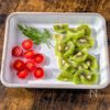 【キウイ🥝と生モッツァレラのサラダ】切って盛り付けるだけ！の工程1