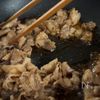 【冷凍うどんレシピ】ガッツリ甘辛肉うどんの工程1