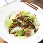 材料3つ！カリカリ豚とキャベツの塩昆布炒め【調味料なし】