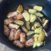【豚肉ロールとなすとトマトのバルサミコ酢豚】食材３つの工程2