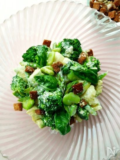 バジリコ風味のグリーンサラダ　パルミジャーノクルトン添え