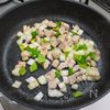 酸味が美味しい「豚ヒレ肉のソース焼き飯」の工程2