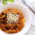 野菜ジュースで煮込む！ペンネのワンポットパスタ