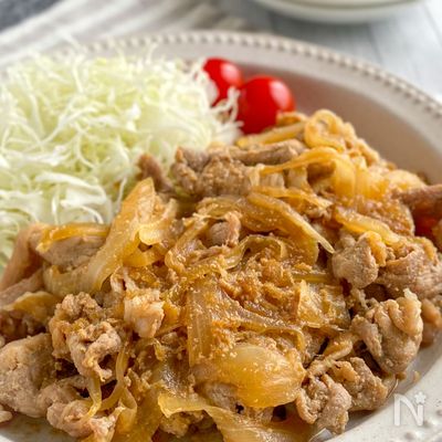 さっと漬けて焼くだけ！ごはんが進む美味しさ♡豚こまの生姜焼き