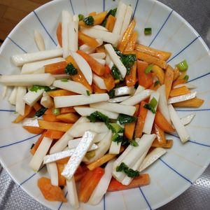 鶏皮坊主の作ってみた!投稿(自然な甘み！柿とかぶの和風サラダ)
