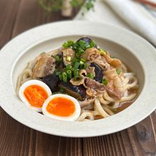 ニンニクごま油香る【ナスと豚バラの旨辛ぶっかけうどん】