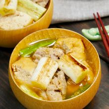 焼き長ねぎが香ばしい♪鶏肉と厚揚げのごろっと味噌汁