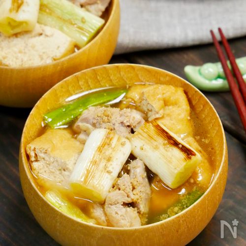 焼き長ねぎが香ばしい♪鶏肉と厚揚げのごろっと味噌汁