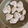 節約食材がご馳走おかずに♪【塩レモンオニオンソースチキン】の工程2