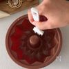 レンジで5分！簡単【クグロフ】クリスマスケーキの工程2