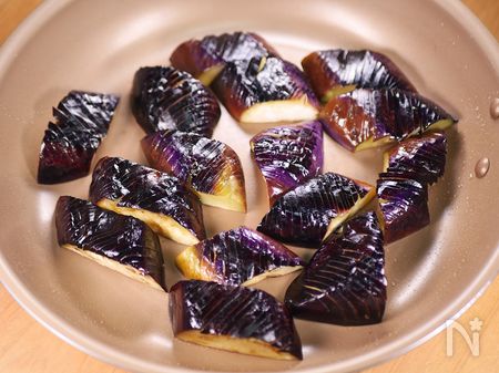 行列の中華屋さんの🍚豚バラなすの油淋鶏風の甘酢炒め🤩工程3