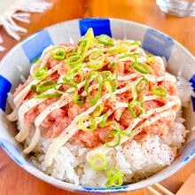 ねっとり濃厚で旨い「ピリ辛！マグロのたたき丼」【簡単・時短】