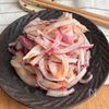 切って和えるだけ！紫玉ねぎの中華風おかかサラダ