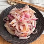 切って和えるだけ！紫玉ねぎの中華風おかかサラダ