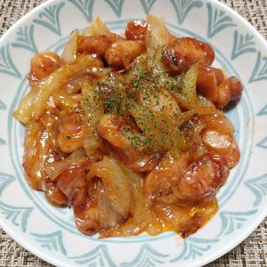 よっこの作ってみた!投稿(簡単♪あま～い🤭💕ウインナーと玉ねぎのケチャバター炒め✨)
