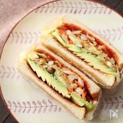 野菜ソテーとアボカドのトーストサンド