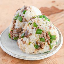 子どもがパクパク食べる！豚ひき肉とピーマンのおにぎり