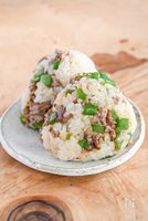 子どもがパクパク食べる!豚ひき肉とピーマンのおにぎり