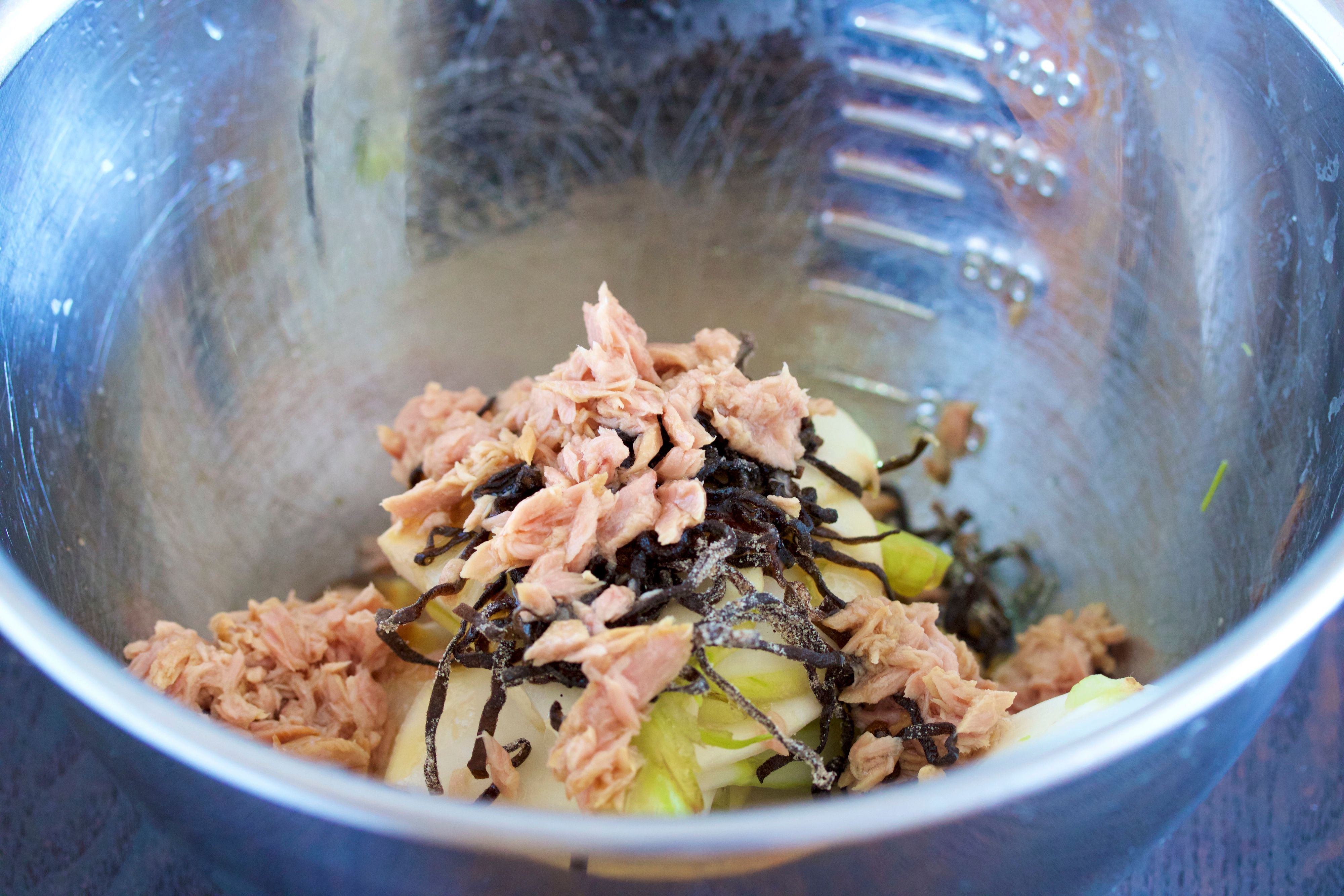 抱えて食べたい♡『ツナ塩昆布 de かぶの無限サラダ』 | レシピサイトNadia