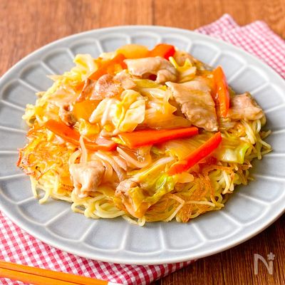 ワンパンで作る！豚バラとキャベツのあんかけかた焼きそば