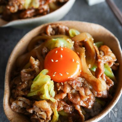 ボリューム満点‼︎子供も喜ぶ『甘辛豚キャベツ丼』