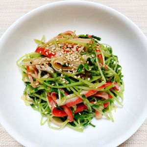 よっこの作ってみた!投稿(お腹スッキリ！豆苗とかにかまの中華和え)
