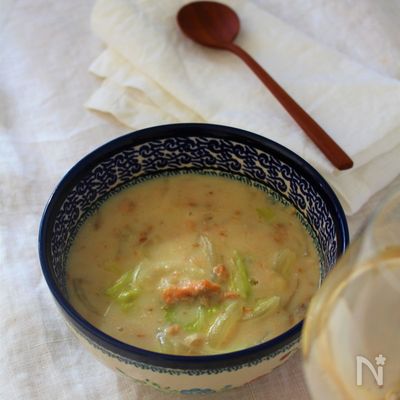まるでチャウダー！　白菜と鮭の酒粕シチュー。