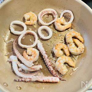 サンバルプスでうま味すご！エビチリ風シーフードエスニック炒め