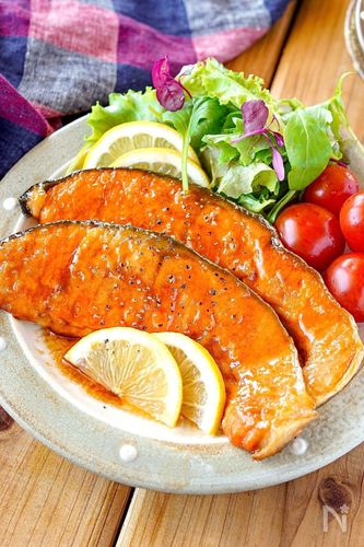 【子どもも喜ぶ】暑い日に食べたい「さっぱり鮭おかず3選」｜編集部おすすめレシピ